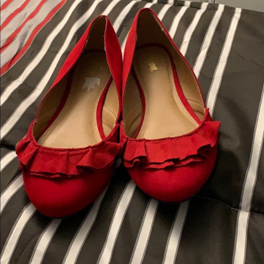 Red ruffled flats